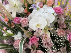 お葬式のお花たちは最後までお供します