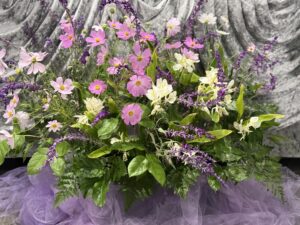 コスモスを故人の花道に